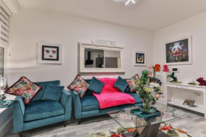 The Monroe - 2nd Floor - Luxury for up to 4 guests near Open Air Theatre and North Bay